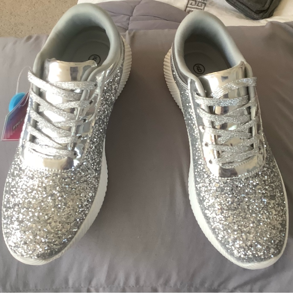 Beautiful sparkly tennis shoes/sneakers.  w/cloud foam .  super comfortable.